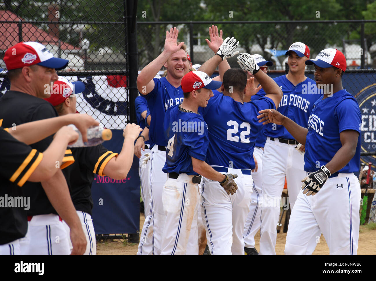 Membri della regione della capitale nazionale Air Force softball team congratularmi con il Senior Airman Branden Lombardo dopo che ha colpito un home run da battere team esercito nella loro prima partita del turno preliminare dei servizi armati Classic torneo a Ryan Zimmerman Campo in Washington, D.C., Giugno 2, 2018. La Air Force team è in primo luogo del torneo dopo il primo giorno del turno preliminare con il campionato programmata per il mese di luglio 13 a cittadini Park come parte della MLB della All-Star settimana. (U.S. Air Force foto di Christopher Hurd) Foto Stock