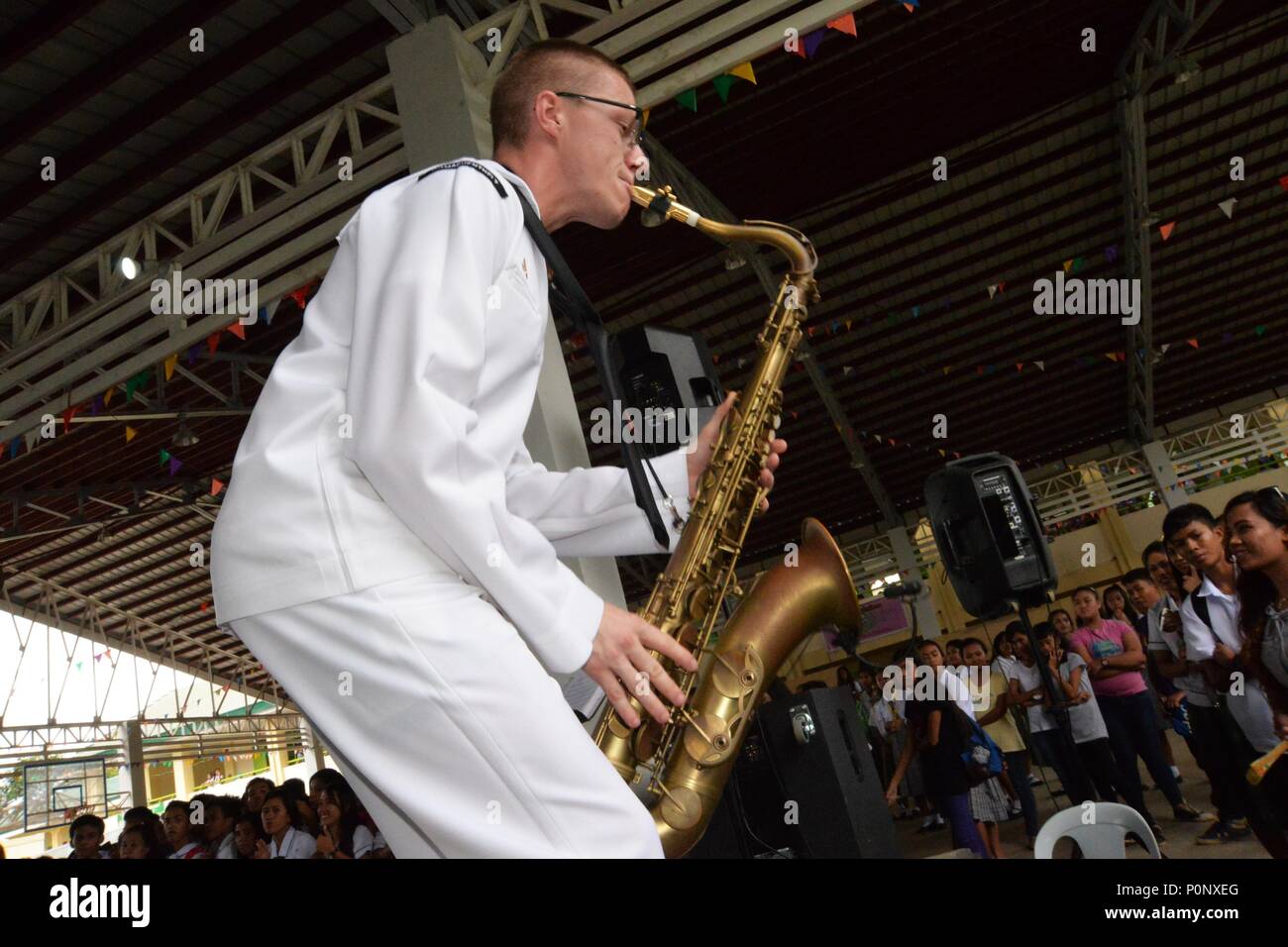 PUERTO Princesa, Filippine (8 giugno 2018) musicista di terza classe Ian Cooper, assegnato per gli Stati Uniti 7 Banda della flotta, Estremo Oriente Edition, attualmente intrapreso USNS Millinocket (T-EPF 3) svolge per gli studenti di San Jose National High School in Puerto Princesa come parte di un U.S. 7 teatro della flotta la cooperazione in materia di sicurezza (TSC) patrol. Più di quaranta marinai e Marines dalla U.S. 7 il personale della flotta sono in Puerto Princesa questa settimana il supporto di una vasta gamma di livello senior di impegni e comunicazione alla comunità eventi. (U.S. Foto di Marina di Massa lo specialista di comunicazione 1a classe Chris Krucke/rilasciato) Foto Stock