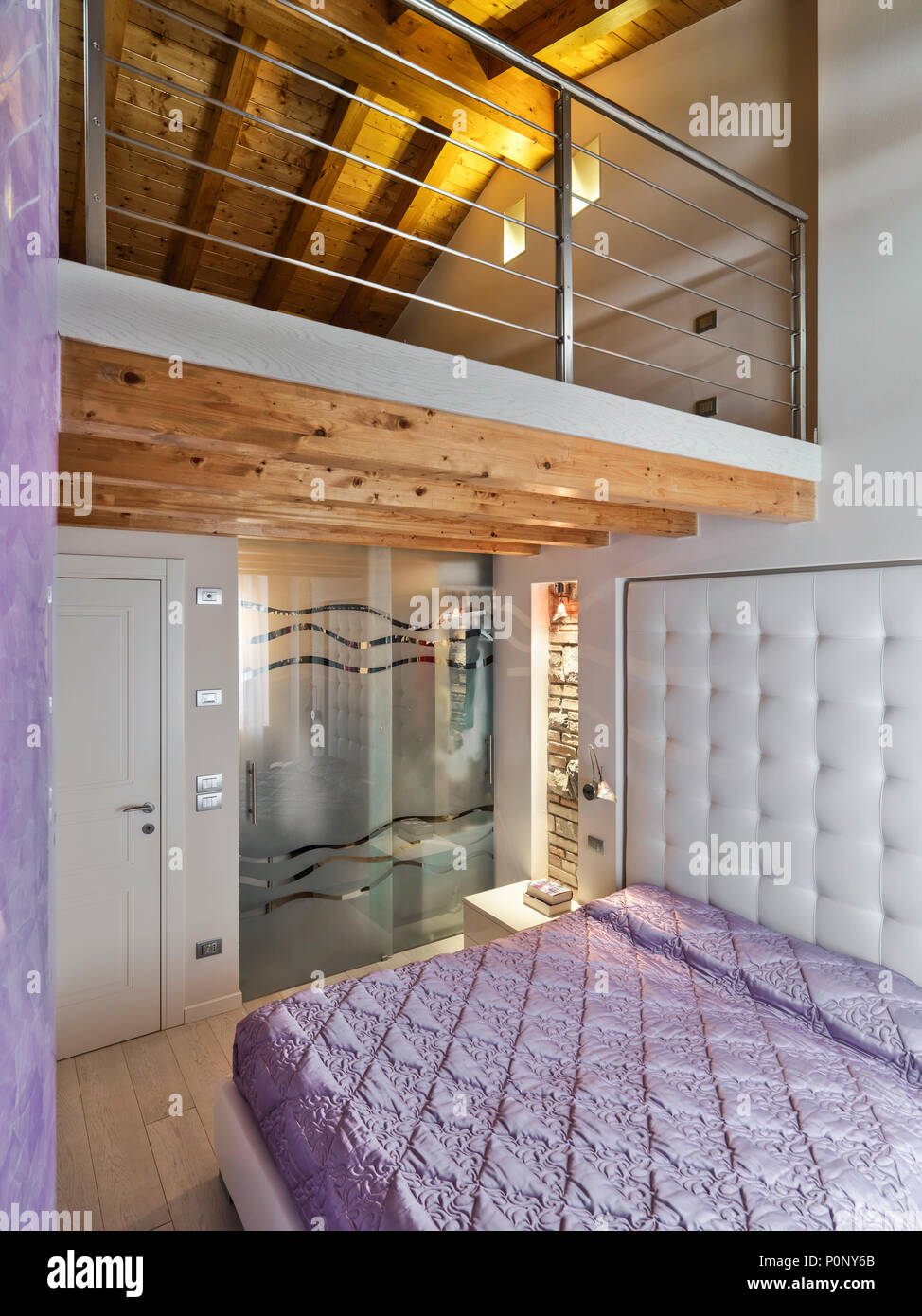 Moderno interiore camera da letto in mansarda camera con soppalco Foto Stock