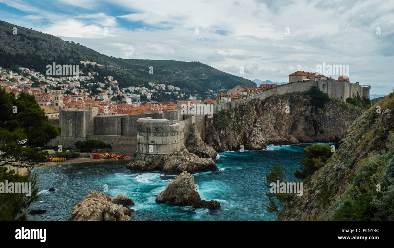 La collina città di Dubrovnik in Croazia aka "re Landing', che si affaccia sul Mare Adriatico Foto Stock