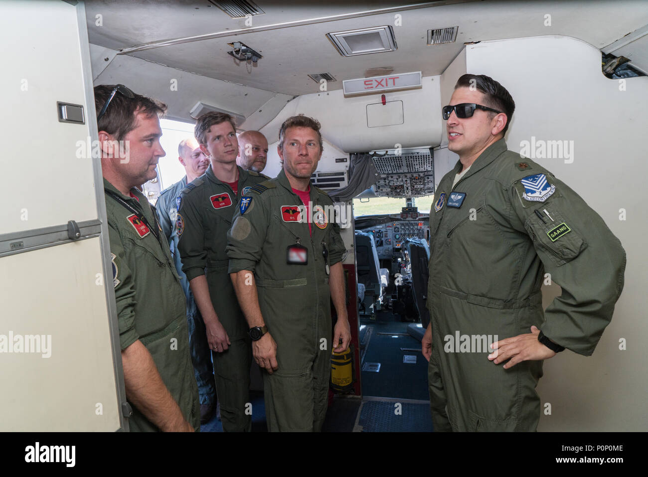 Stati Uniti Air Force Il Mag. Drew Martinez, un navigatore con la 116aria ala di controllo (ACW), dà un briefing di familiarizzazione e tour del E-8C comune di stelle al danese Air Force soci a Fighter Wing Skrydstrup, Danimarca, Giugno 8, 2018. Il lavoro di squadra dimostra la interoperabilità tra le nostre unità in Europa e rafforza la nostra capacità di garantire i nostri alleati, rispondere a minacce e garantire il supporto per le operazioni globali. Il team JSTARS consiste della Georgia Air National Guard's 116ACW, più servizio attivo del personale assegnati al 461st ACW e JSTARS dell esercito. Essi sono in Danimarca di partecipare in esercizio B Foto Stock