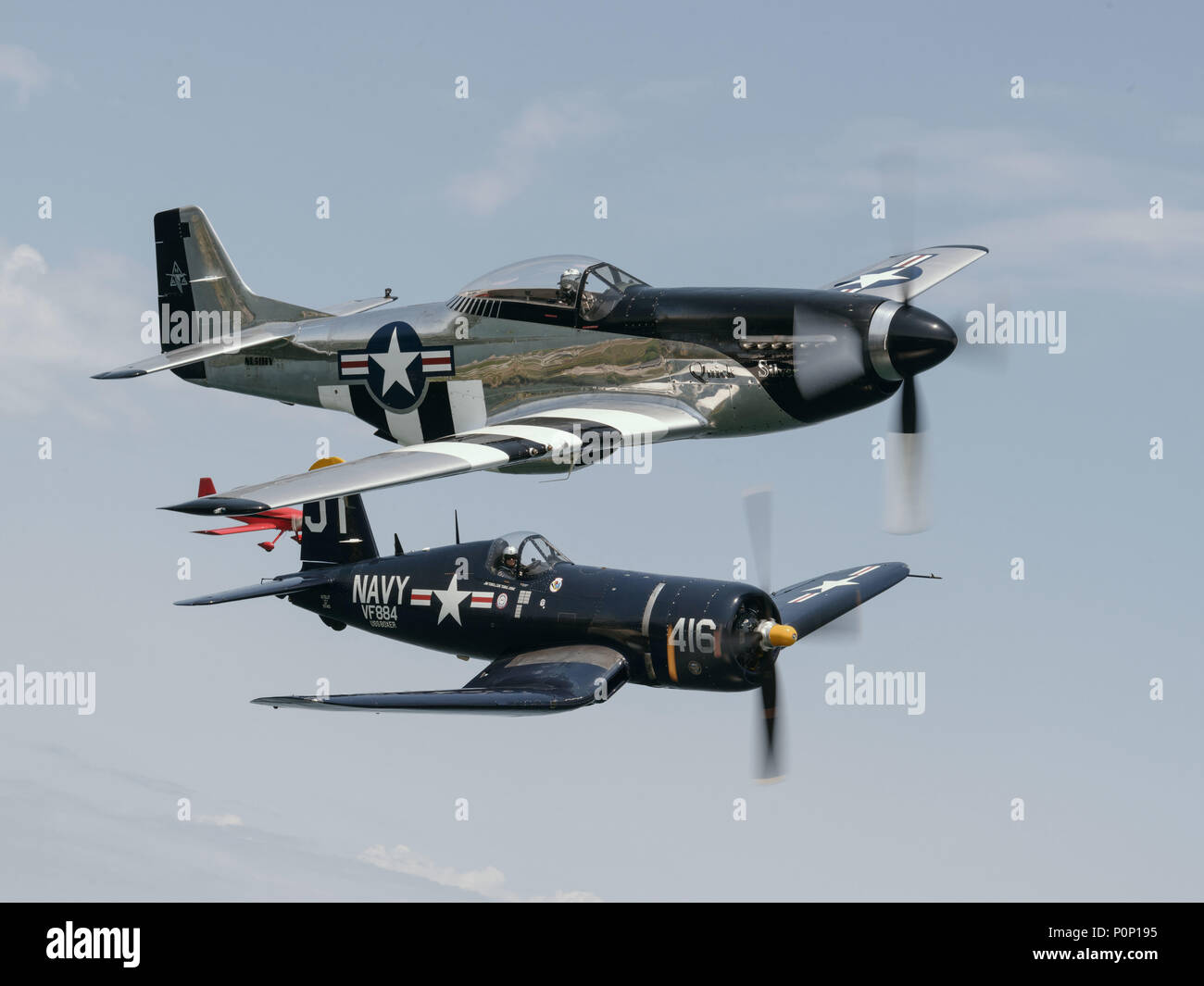 Un North American P Mustang e un Vought F4U Corsair volare come parte di un patrimonio di volo in sostegno della Air Force Reserve settimana, Niagara Falls, N.Y., Giugno 7, 2018. I due piani, risalente alla II Guerra Mondiale, entrato a far parte di un Douglas C-47 Skytrain e un Boeing B-17 Flying Fortress per celebrare il settantesimo compleanno della Air Force Reserve. (U.S. Air National Guard dal personale Sgt. Ryan Campbell) Foto Stock