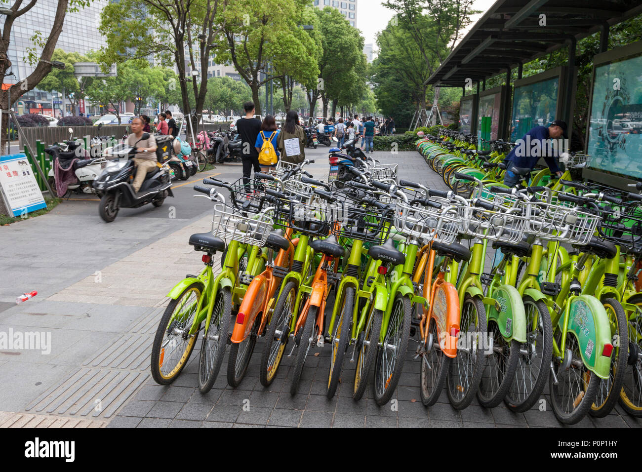 Suzhou, Jiangsu, Cina. Noleggio di biciclette pronto per i clienti. Foto Stock