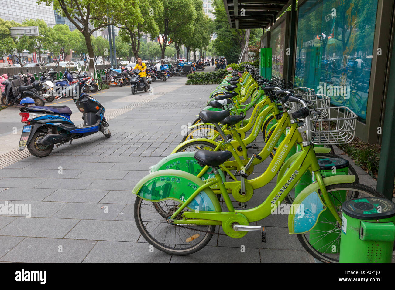 Suzhou, Jiangsu, Cina. Noleggio di biciclette pronto per i clienti. Foto Stock