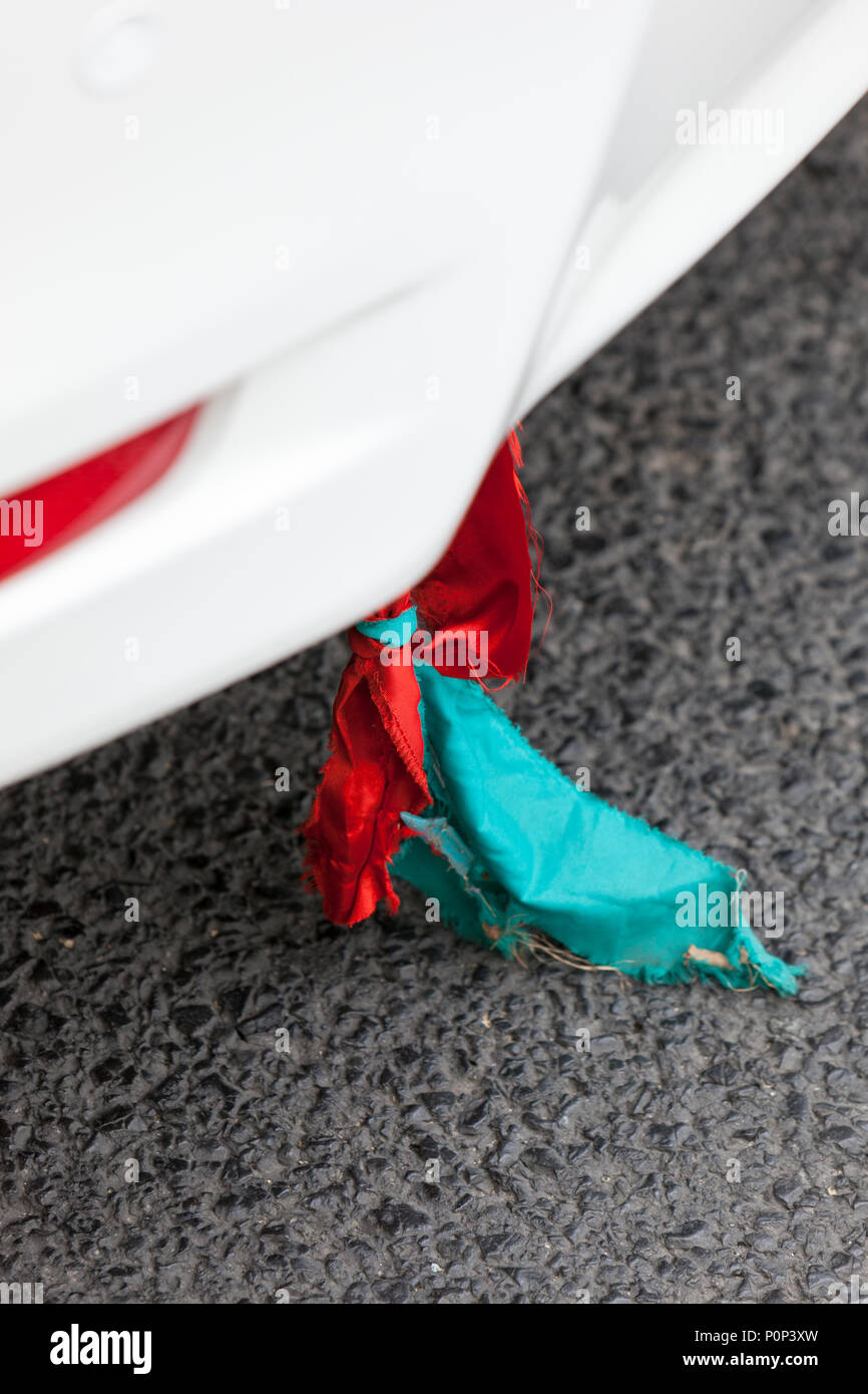 Suzhou, Jiangsu, Cina. Consuetudine cinese: Legatura di tessuto colorato sul paraurti della vettura offre protezione contro gli infortuni. Foto Stock