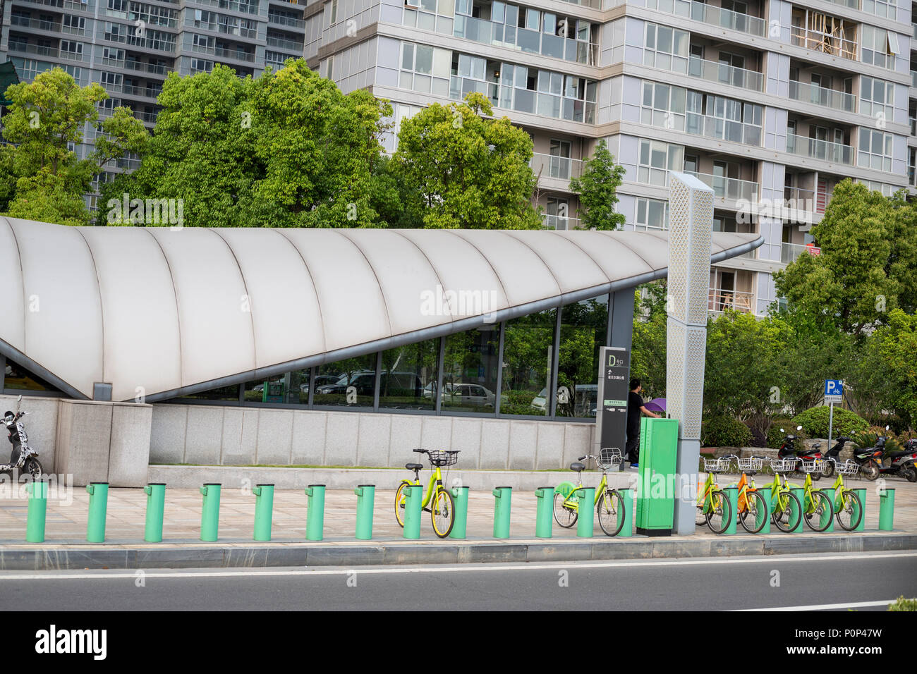 Suzhou, Jiangsu, Cina. Entrata alla Metropolitana; noleggio biciclette disponibile sul marciapiede. Foto Stock