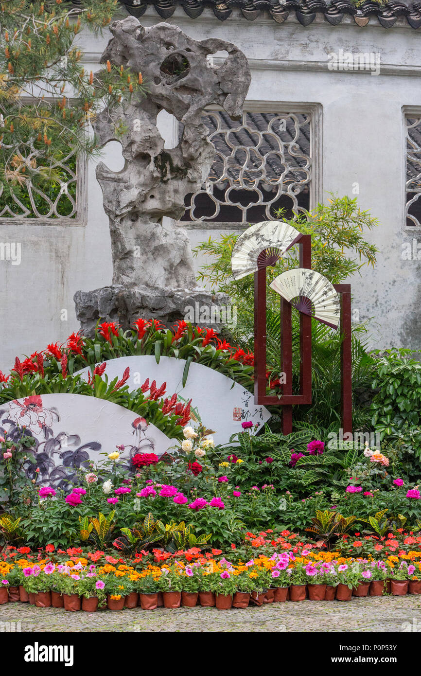 Suzhou, Jiangsu, Cina. La decorazione floreale con ventole, casa del Maestro delle reti. Foto Stock