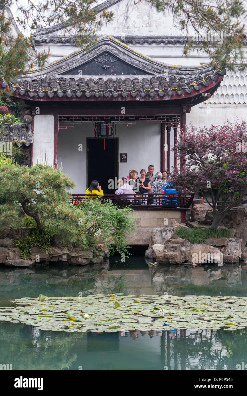Suzhou, Jiangsu, Cina. Il padiglione affacciato sul laghetto in giardino, la casa del Maestro delle reti. Foto Stock
