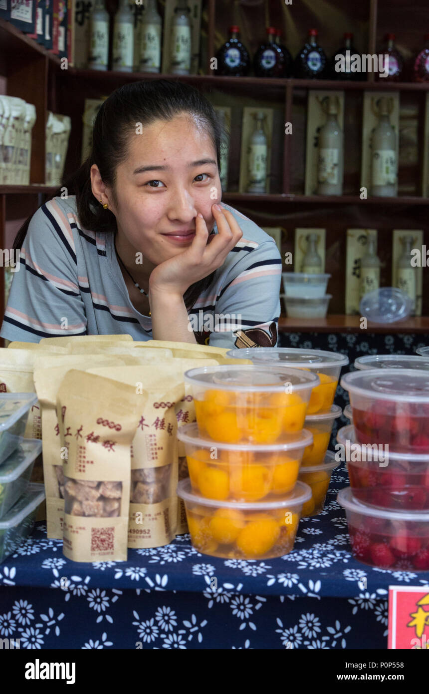 Suzhou, Jiangsu, Cina. Giovane donna che posano per una foto in Tongli antica cittadina nei pressi di Suzhou. Foto Stock