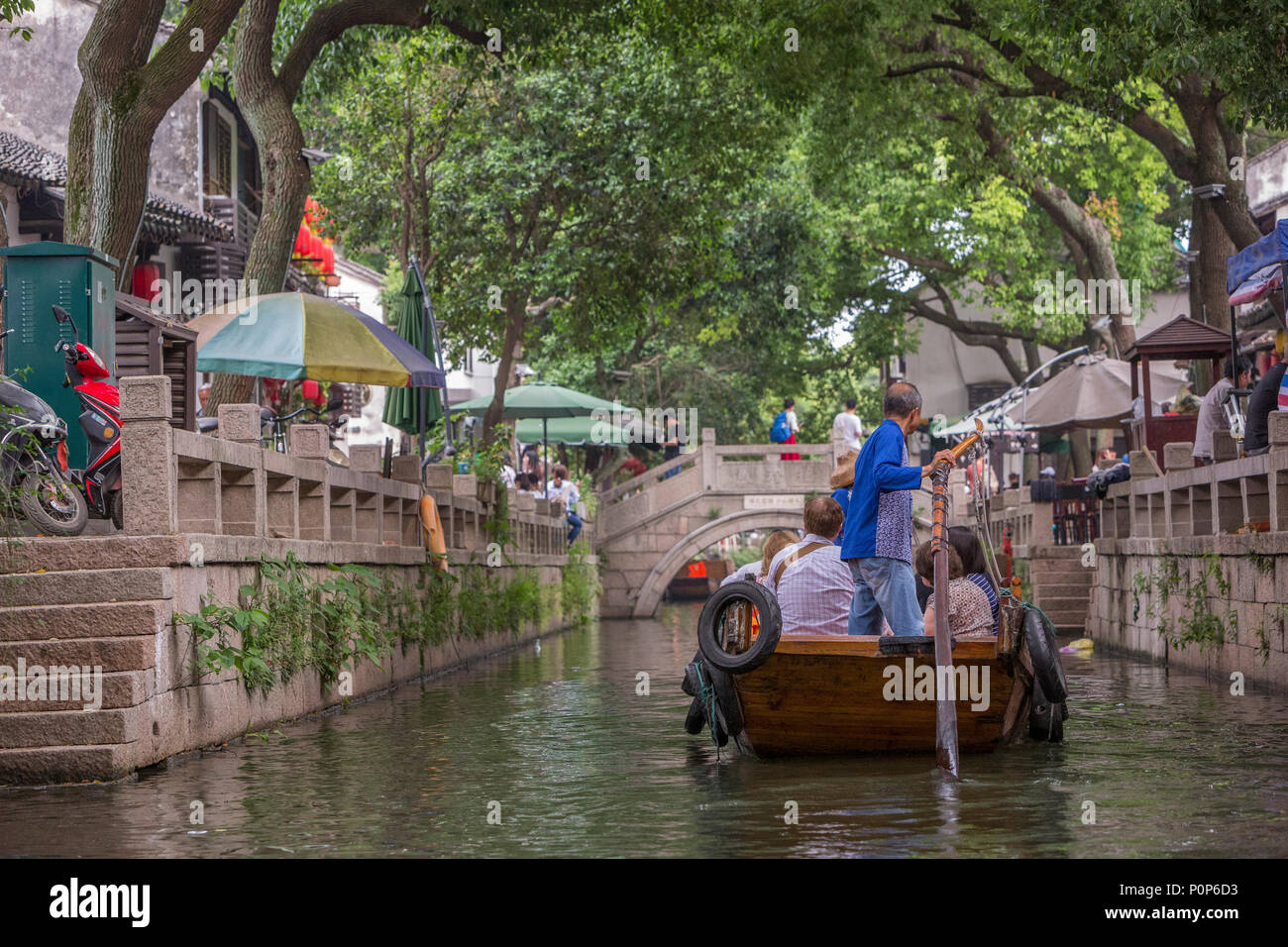 Suzhou, Jiangsu, Cina. Barche di prendere i turisti in gita sul canale in Tongli antica cittadina nei pressi di Suzhou. Foto Stock