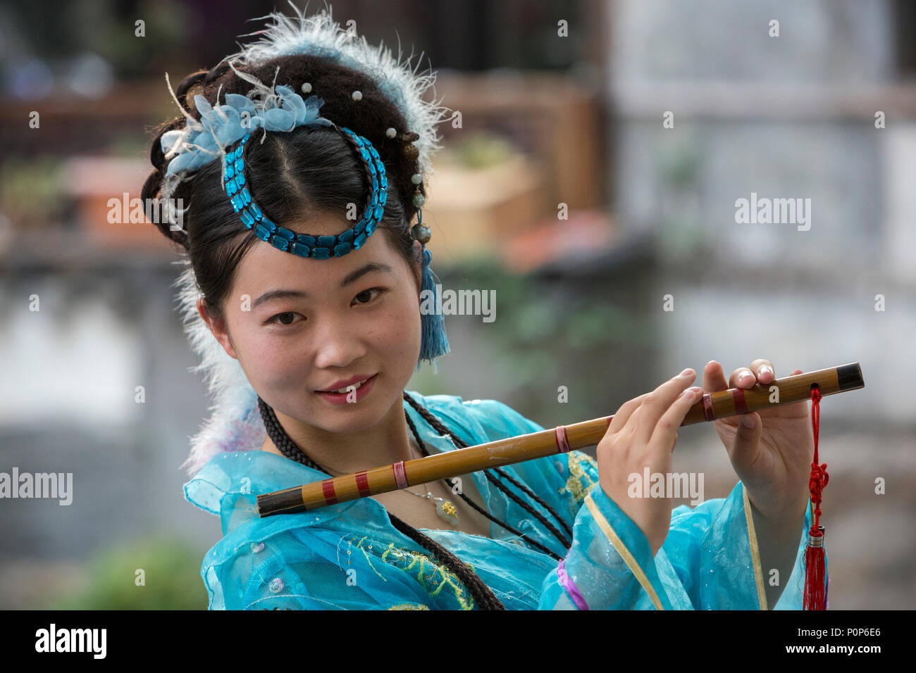 Suzhou, Jiangsu, Cina. Giovane donna cinese in posa per la sua immagine in Tongli antica cittadina nei pressi di Suzhou. Foto Stock
