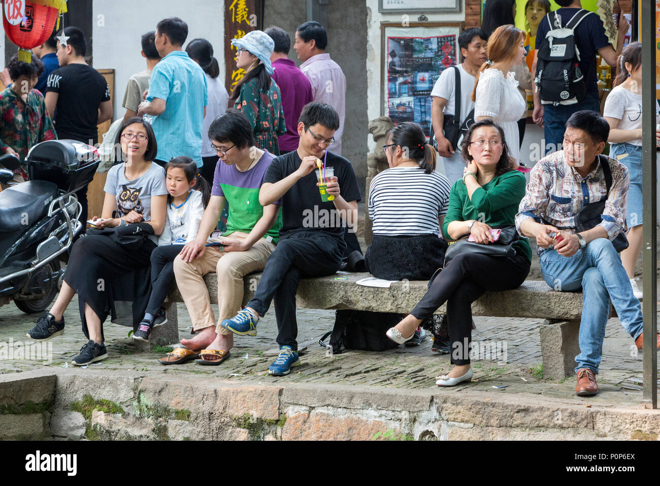 Suzhou, Jiangsu, Cina. I turisti cinesi in appoggio al fianco di un canale in Tongli antica cittadina nei pressi di Suzhou. Foto Stock