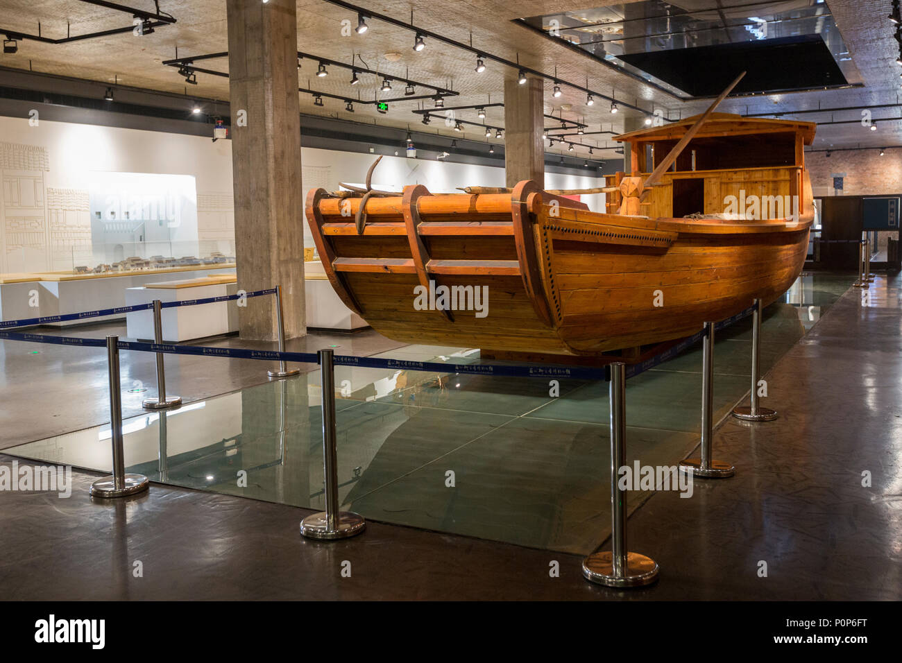 Suzhou, Jiangsu, Cina. Full-size Replica del Canal Boat utilizzati per il trasporto di mattoni Imperiale di Pechino. Suzhou museo di Imperial forno mattone. Foto Stock