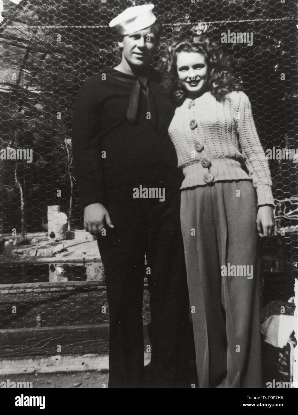 Anno: 1943. Stelle: MARILYN MONROE; JIM DOUGHERTY. Foto Stock