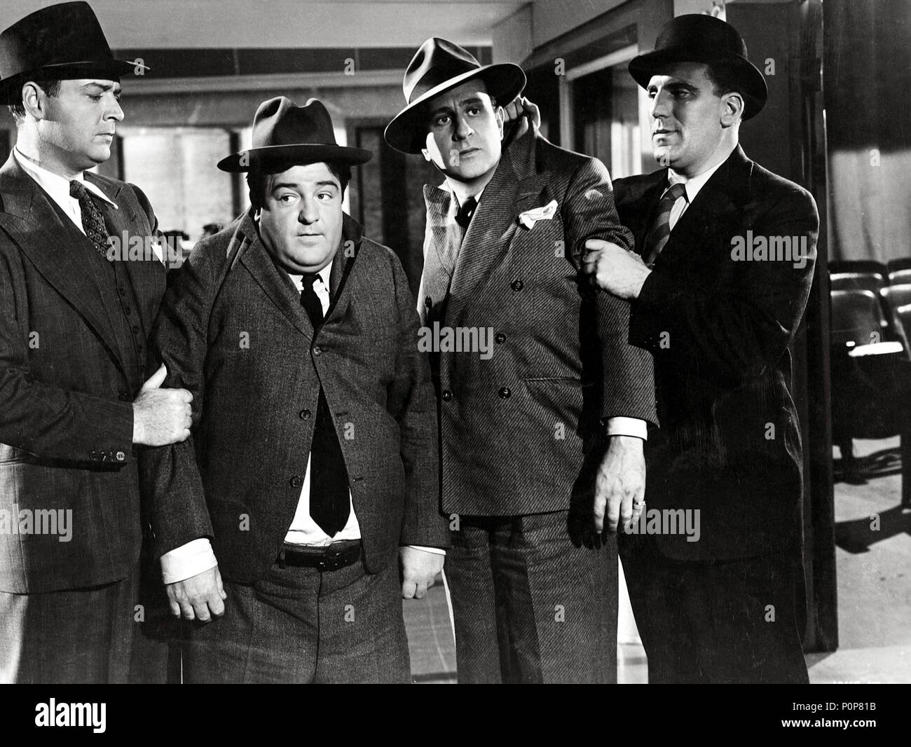 Pellicola originale titolo: chi ha fatto questo?. Titolo inglese: chi ha fatto questo?. Regista: BASIL DEARDEN. Anno: 1956. Stelle: BUD ABBOTT; LOU COSTELLO. Credito: Universal Pictures / Album Foto Stock