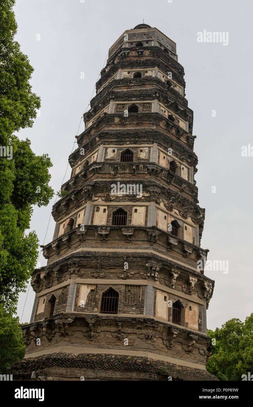 Suzhou, Jiangsu, Cina. Pagoda Yunyan, una pagoda pendente sulla sommità della collina della tigre. Foto Stock