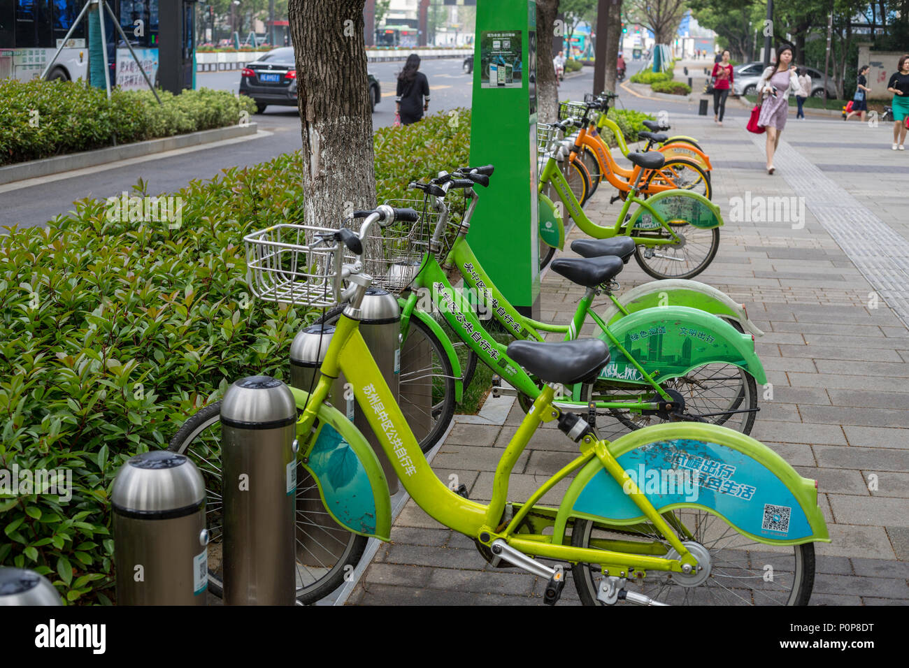 Suzhou, Jiangsu, Cina. Noleggio di biciclette in attesa di essere assunti. Foto Stock