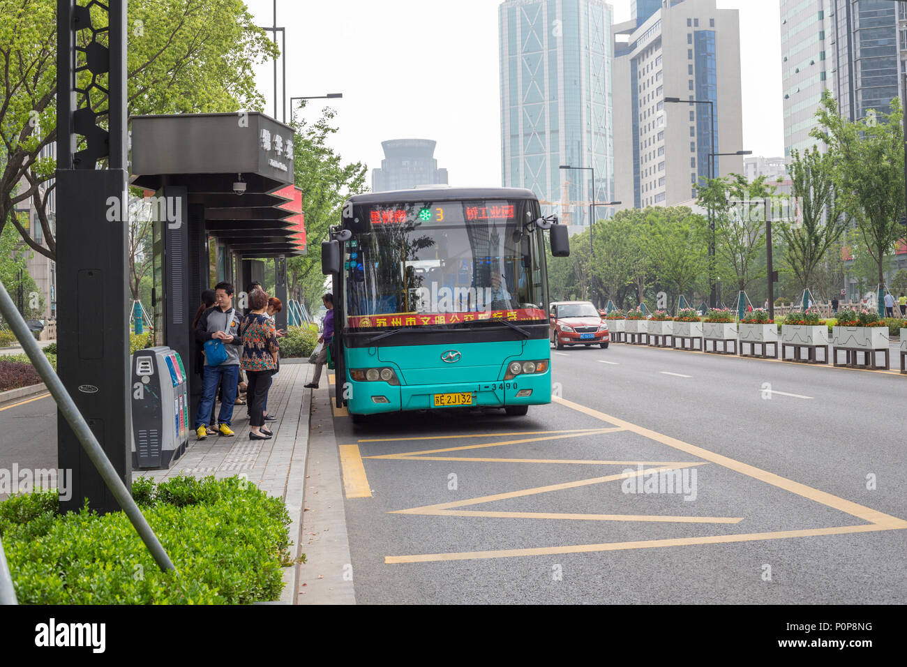 Suzhou, Jiangsu, Cina. Città Fermata Bus e bus. Foto Stock