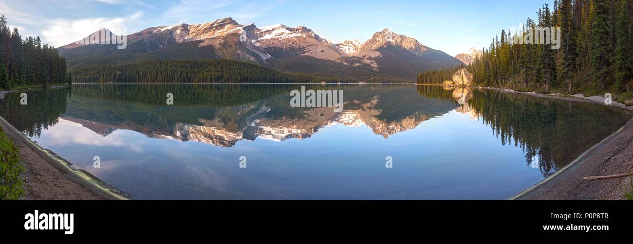 Ampia panoramica vista del paesaggio di lontani monti rocciosi picchi attraverso il Lago Maligne nel Parco Nazionale di Jasper, Alberta Canada Foto Stock