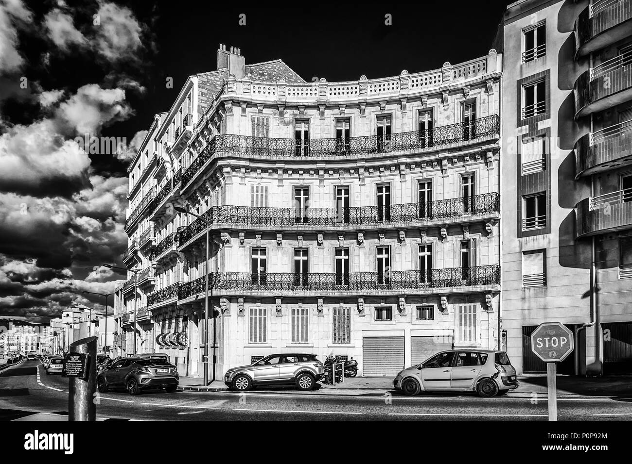 Marseille, Francia, marzo 2018, edificio di fronte Paul Ricard square Foto Stock