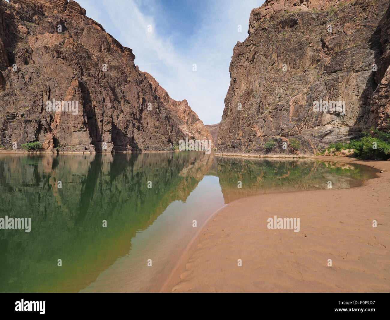 Un placido tratto del fiume Colorado appena al di sopra del granito rapide nel Parco Nazionale del Grand Canyon, Arizona. Foto Stock