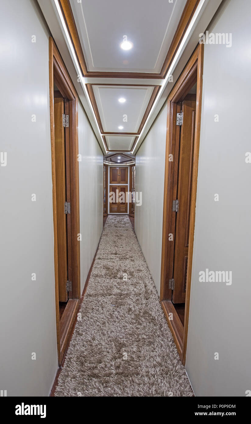 Interior design arredamento arredamento del corridoio area in un grande lussuoso yacht a motore Foto Stock