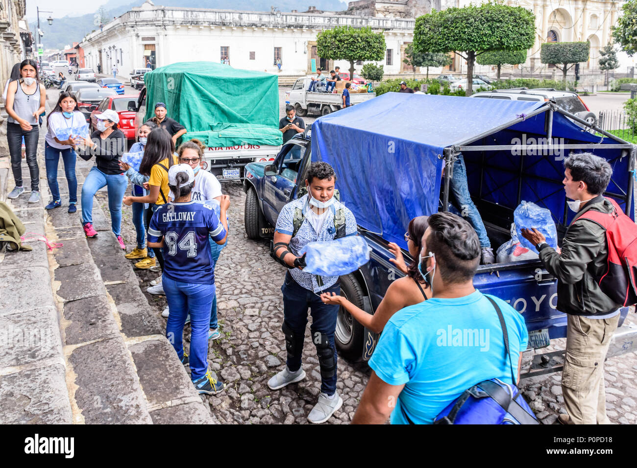Antigua, Guatemala - 5 Giugno 2018: volontari caricare la fornitura di aiuti a prendere per area interessata dall eruzione del vulcano Fuego il 3 giugno Foto Stock