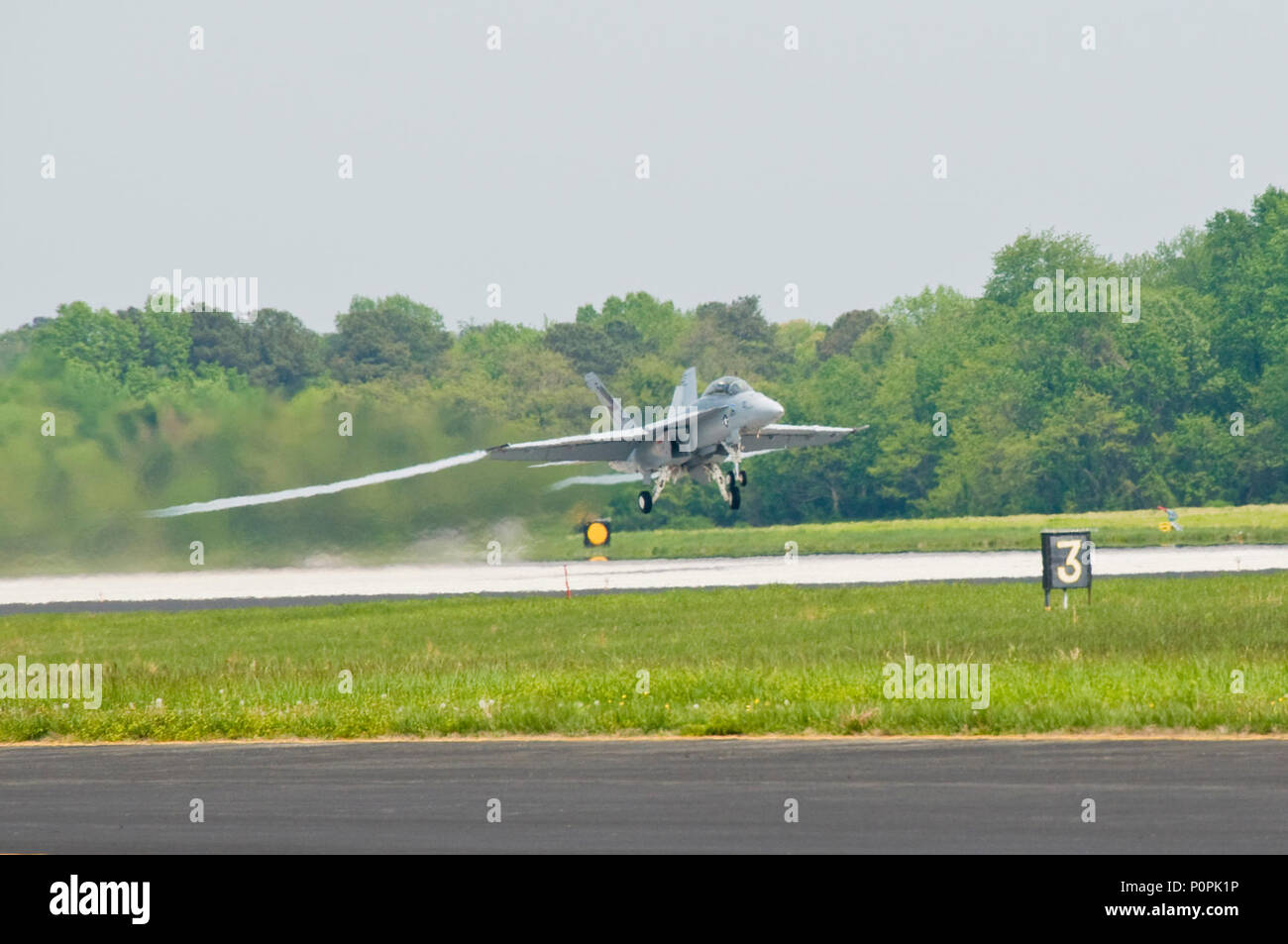 "Hornet verde' prova di volo su Earth Day 100422-N-ZZ999-003. Foto Stock