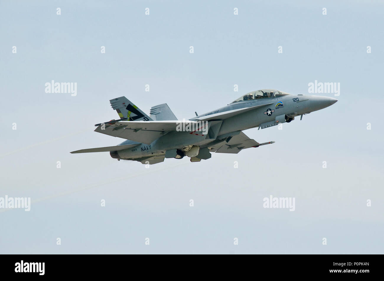 "Hornet verde' prova di volo su Earth Day 100422-N-ZZ999-005. Foto Stock
