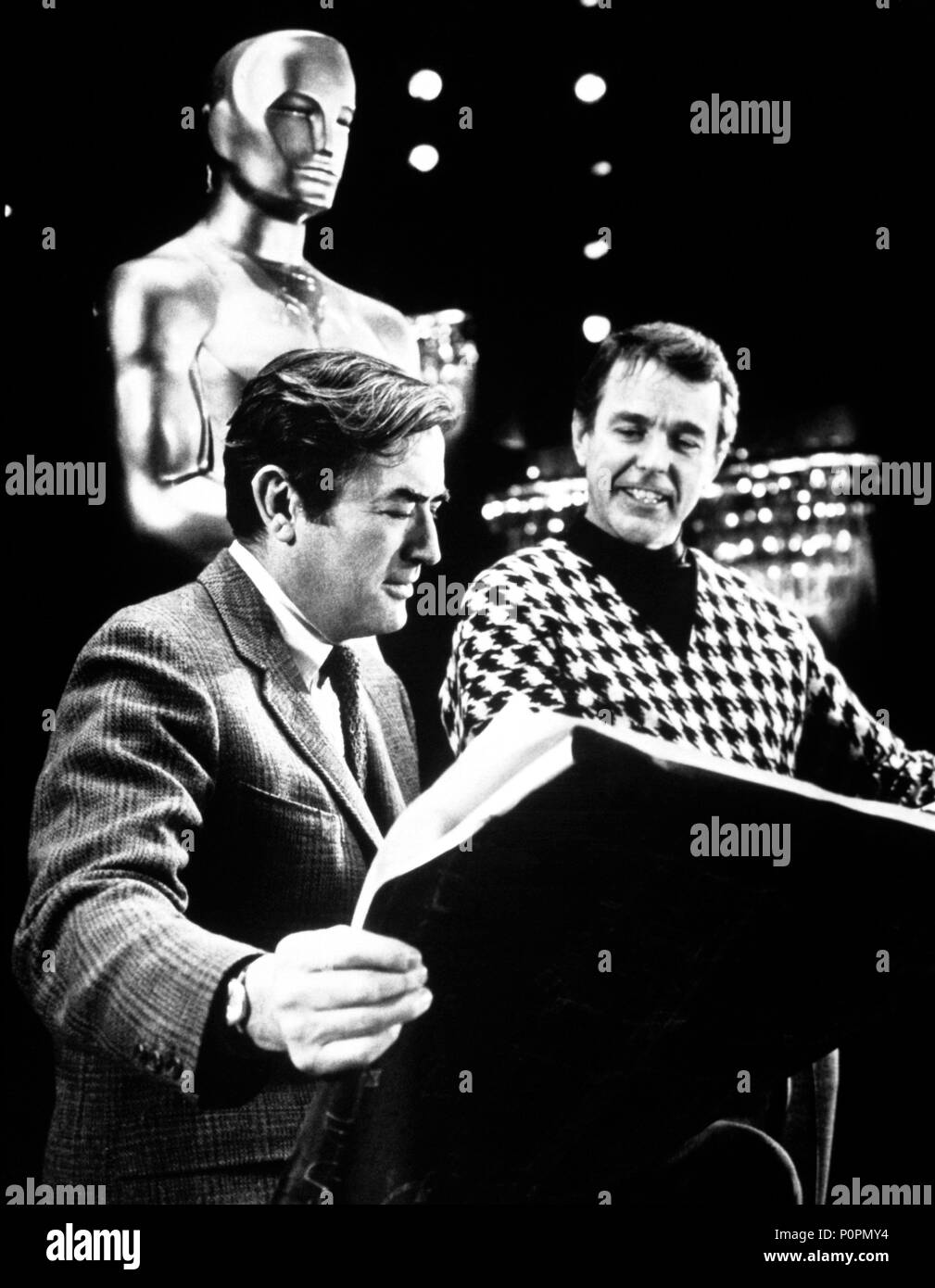 Descrizione: La xlii Academy Awards / 1970. Notte degli Oscar del regista, Gower campione con Gregory Peck.. Anno: 1970. Stelle: Gregory Peck; GOWER CHAMPION. Foto Stock