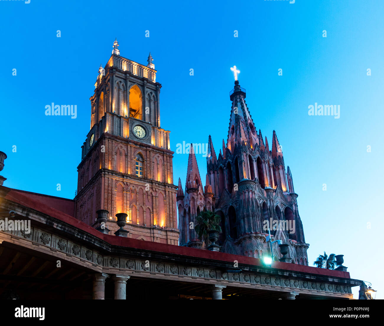 Parroquia de San Miguel Arcángel di notte in San Miguel De Allende, Messico Foto Stock