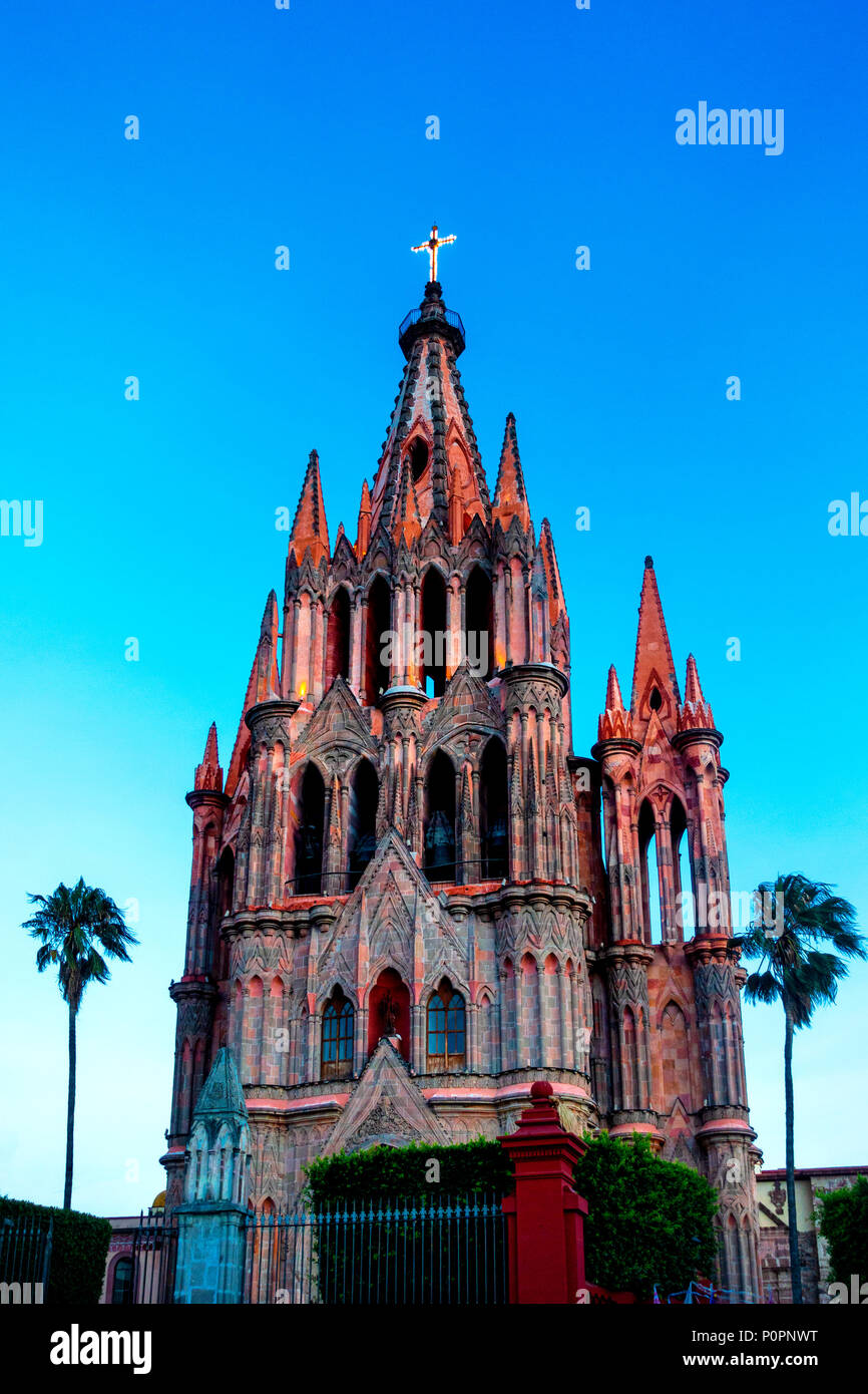 Parroquia de San Miguel Arcángel di notte in San Miguel De Allende, Messico Foto Stock