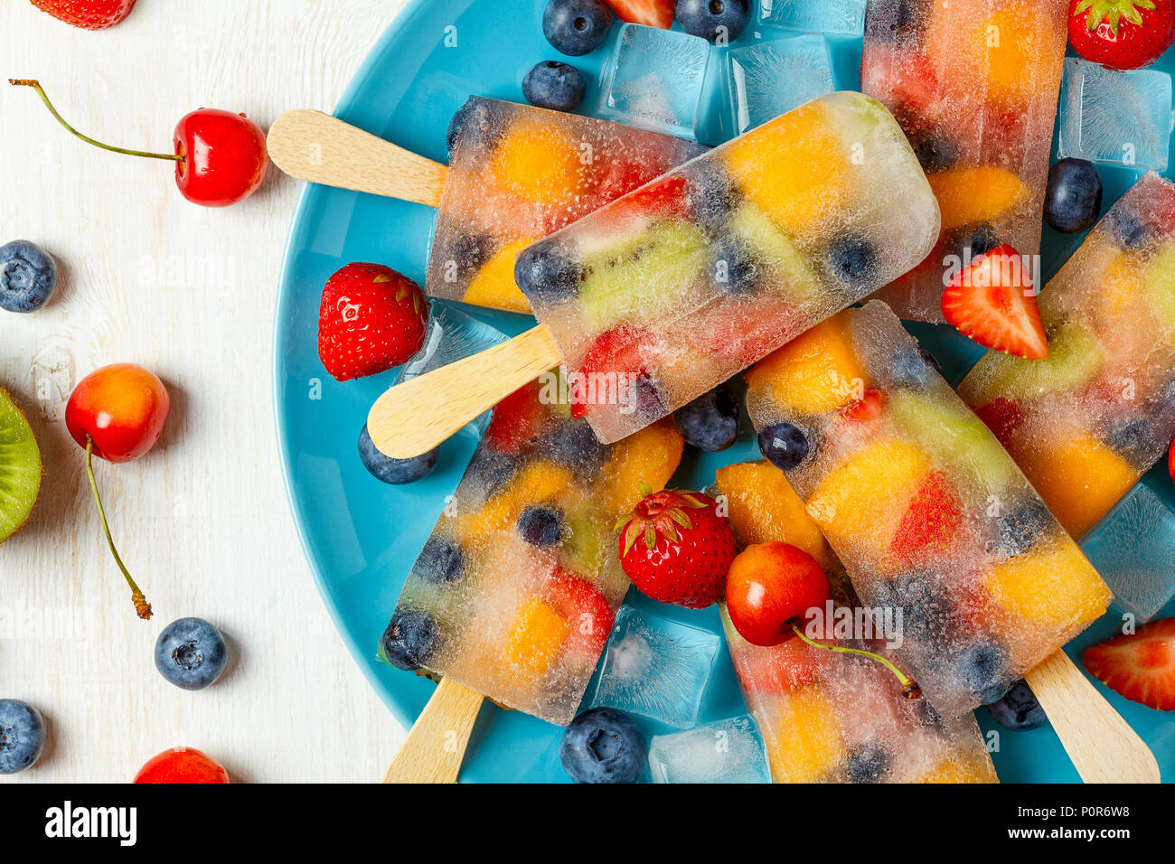 In casa popsicles con bacche e frutti, vista dall'alto. Foto Stock