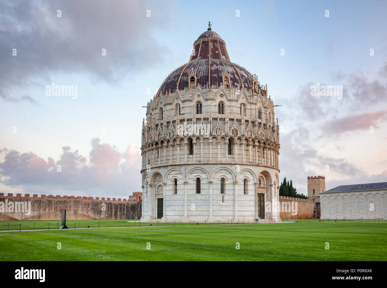 Medievale romanica rotonda Pisa Battistero di San Giovanni (Battistero di Pisa) a Piazza dei Miracoli (Piazza del Duomo), famoso sito patrimonio mondiale dell'UNESCO un Foto Stock