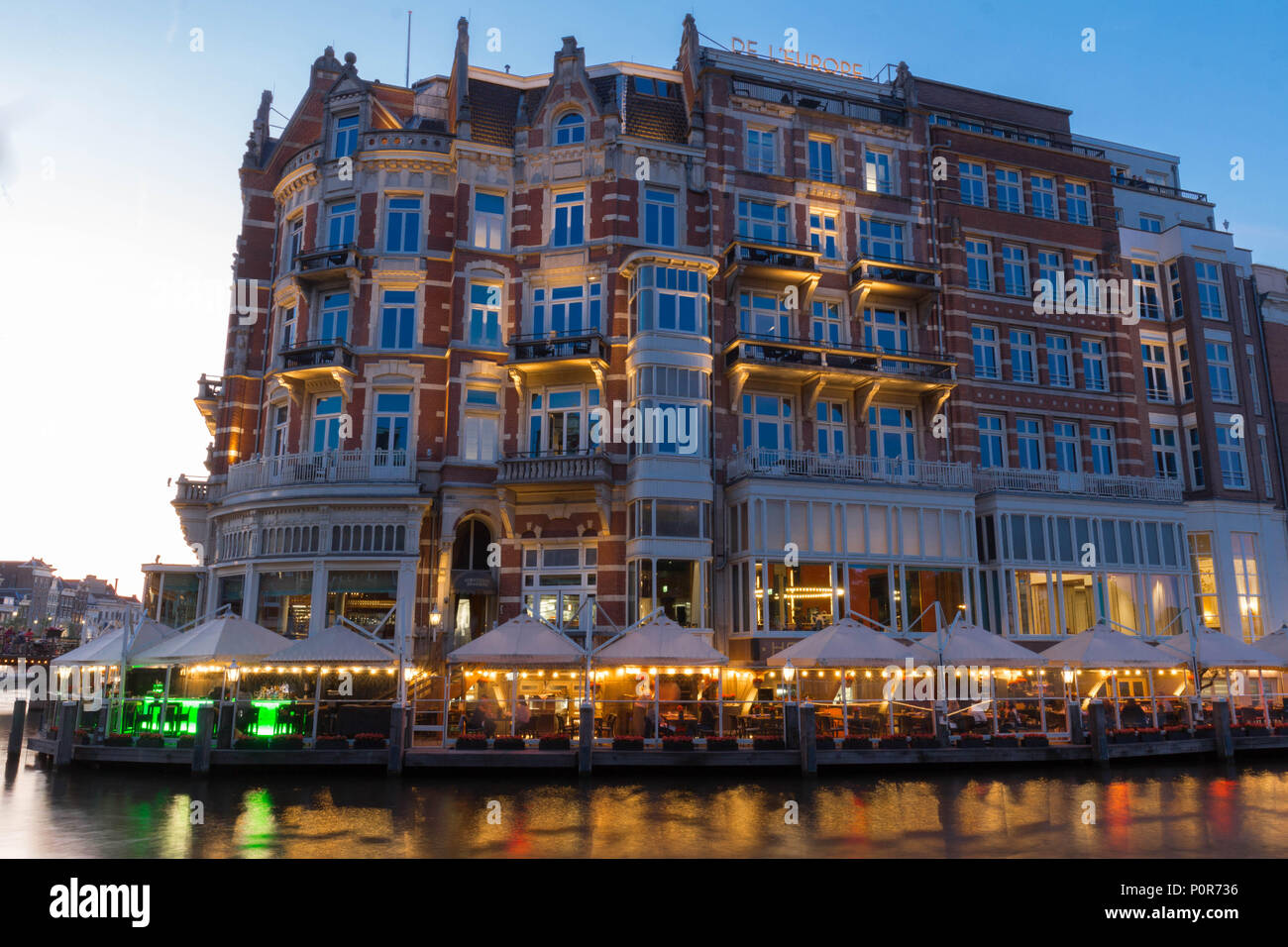 Hotel de l'Europe è un hotel a cinque stelle situato sul fiume Amstel. L'hotel del XIX secolo divenne un monumento ufficiale nel 2001. Foto Stock
