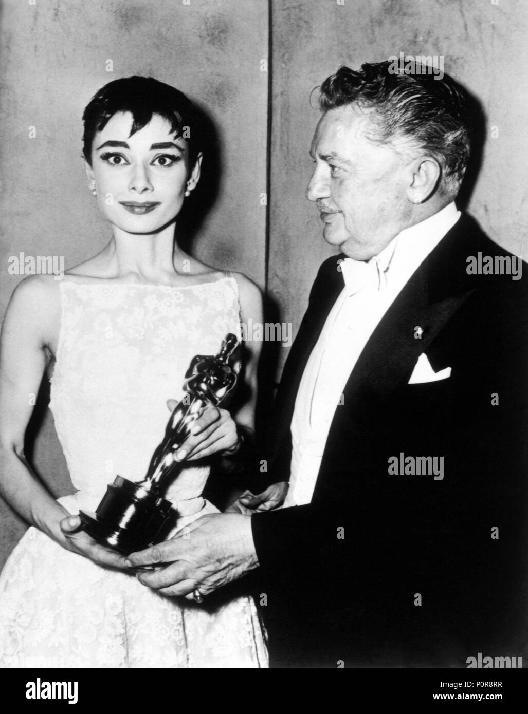 Descrizione: XXVI edizione Academy Awards / 1954. Audrey Hepburn, miglior attrice per "Vacanze Romane". Jean Hersholt come Oscar Notte di host.. Anno: 1954. Stelle: Jean Hersholt; Audrey Hepburn. Foto Stock
