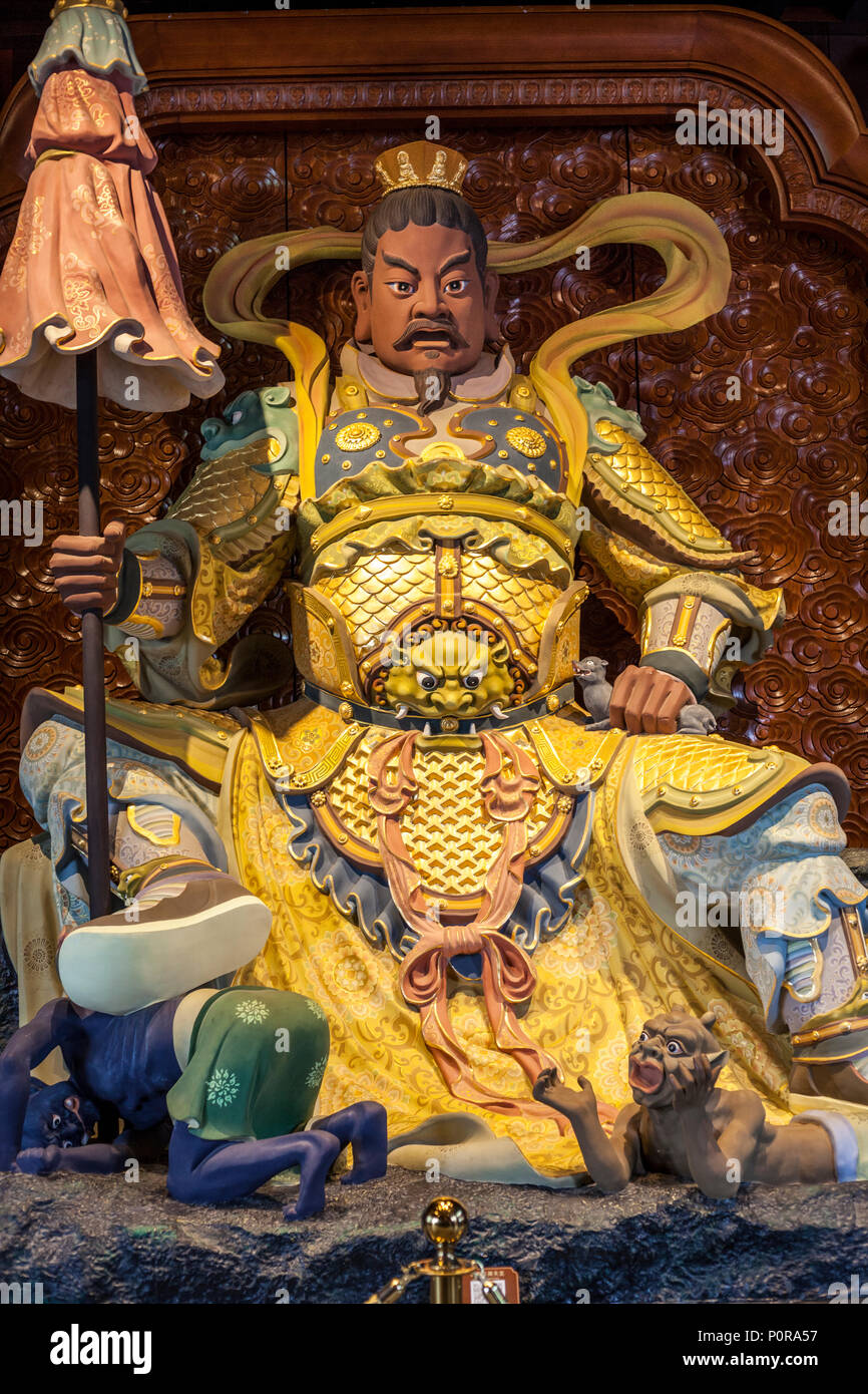 Nanjing, Jiangsu, Cina. Montagna Niushou Ashram buddista. Duo Wen Tianwang, capo dei quattro re celeste, e il re del nord. Foto Stock