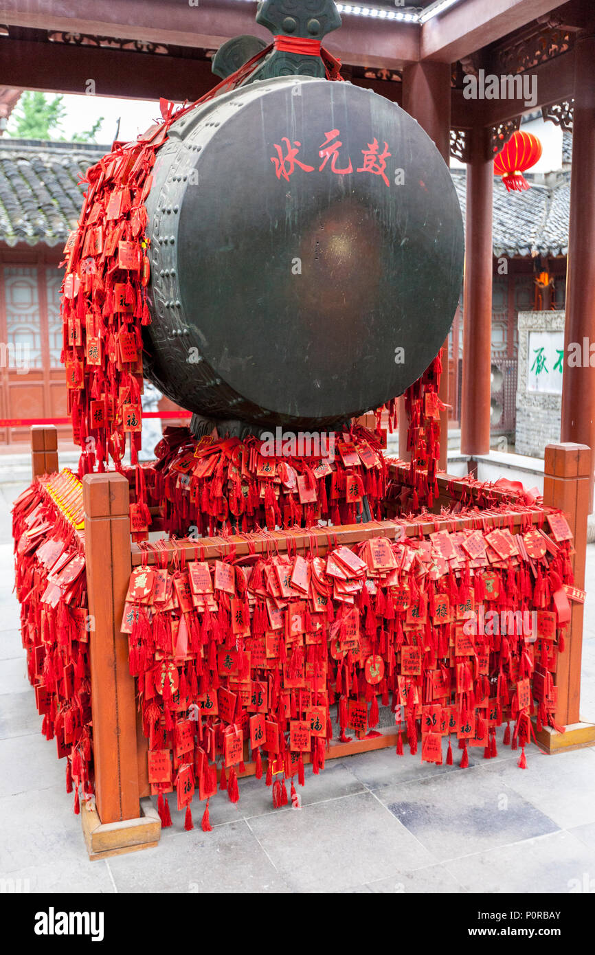 Nanjing, Jiangsu, Cina. Tamburo nel Padiglione del tamburo del tempio confuciano complesso. Red Tag e Tassles sono preghiere per la buona fortuna. Foto Stock