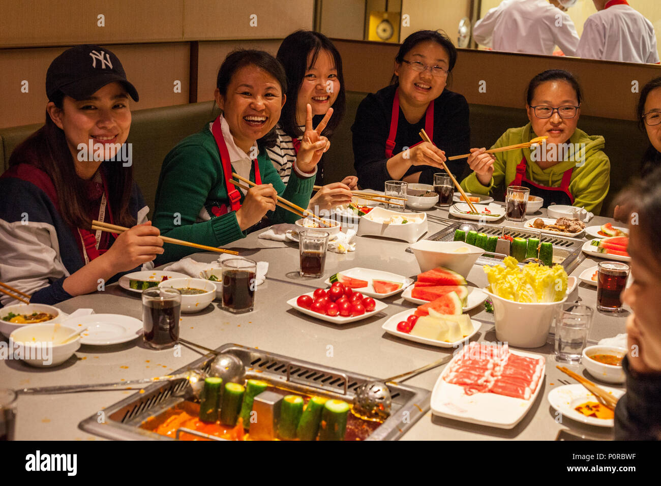 Nanjing, Jiangsu, Cina. Gli amici a pranzo insieme in un ristorante. Foto Stock