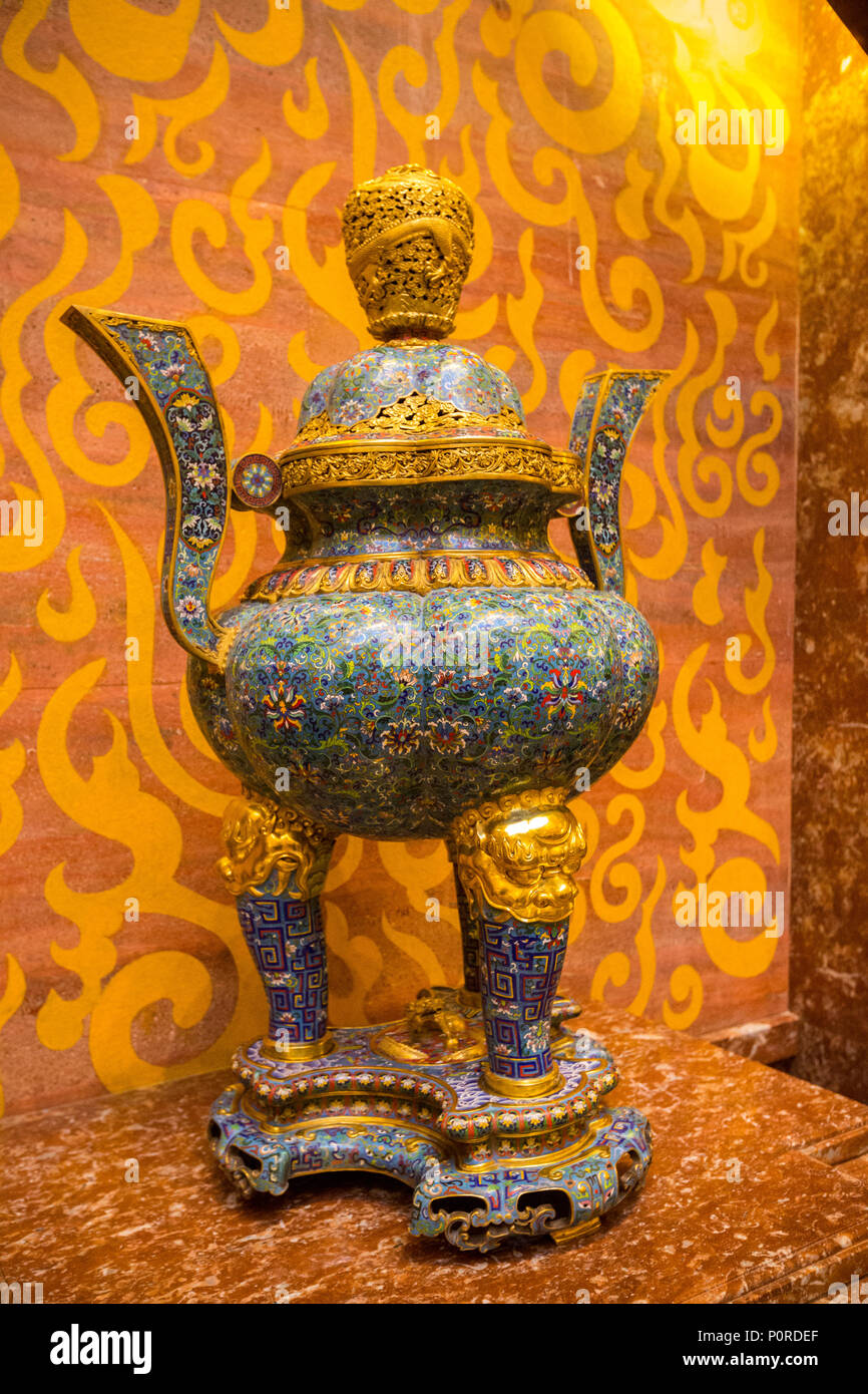 Nanjing, Jiangsu, Cina. Vaso decorativo in Usnisa Hall, Usnisa Palace, Niushou Montagna. Foto Stock