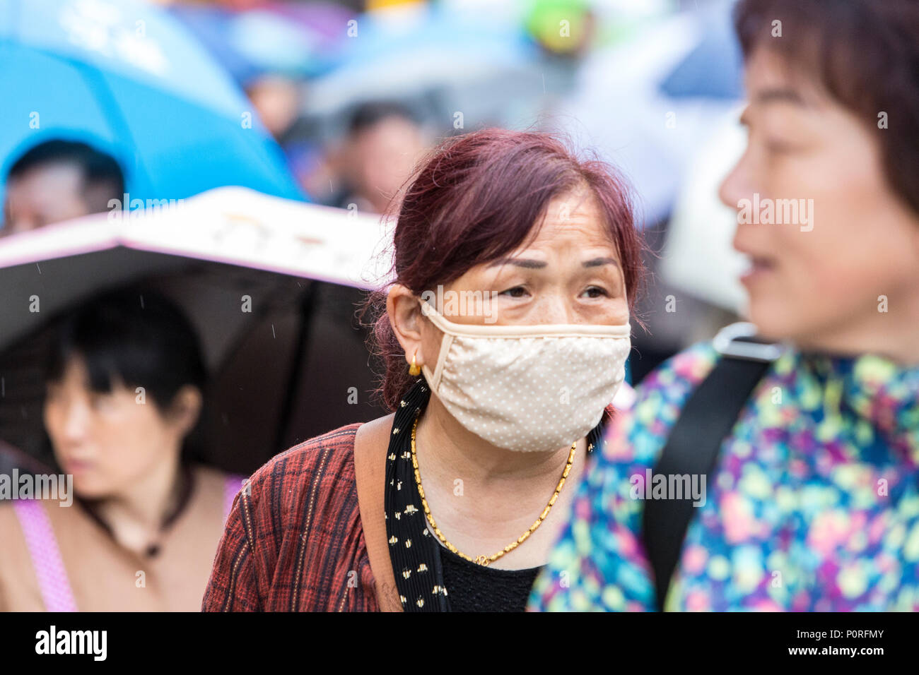 Nanjing, Jiangsu, Cina. Donna cinese che indossa una maschera per la respirazione. Foto Stock