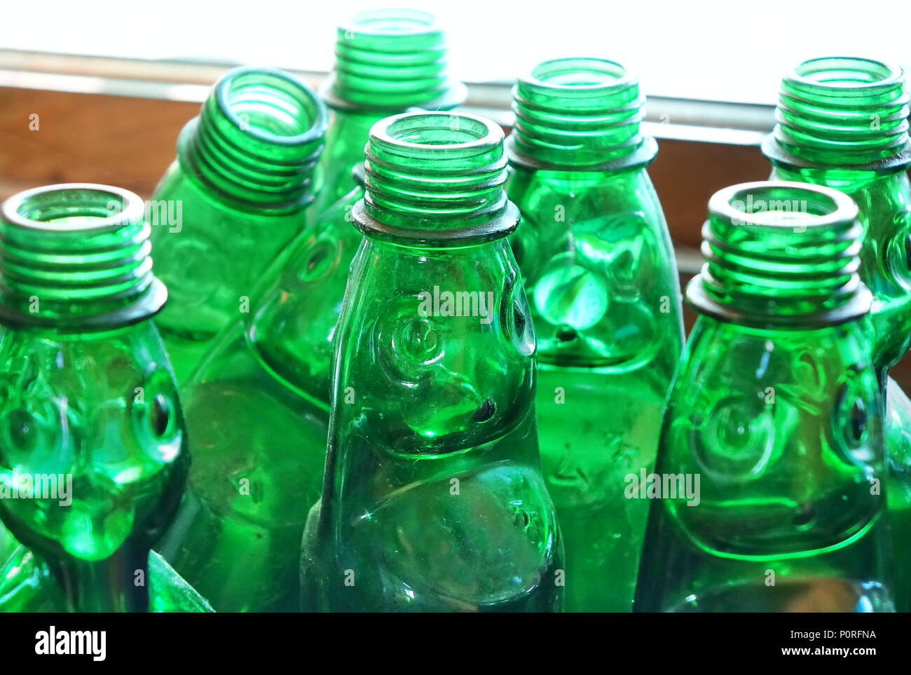 Verde bottiglie di vetro usato per la limonata in tempi passati Foto Stock