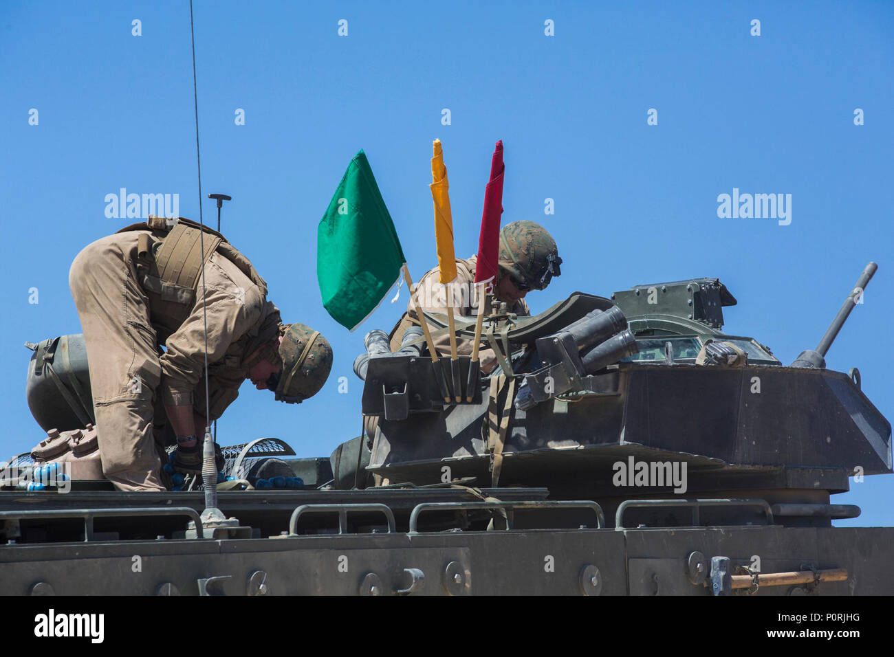 Marines con terzo assalto battaglione anfibio a prepararsi per un live fire esercizio a gamma 106 A A BORDO Marine Corps Air Ground Centro di combattimento, ventinove Palms, California, 4 maggio 2017. Marine Corps Prova di funzionamento e di attività di valutazione condotte Ufficio l'esercizio come parte del test di funzionamento utilizzato per confrontare un AAV aggiornato al suo vecchio variante. Foto Stock