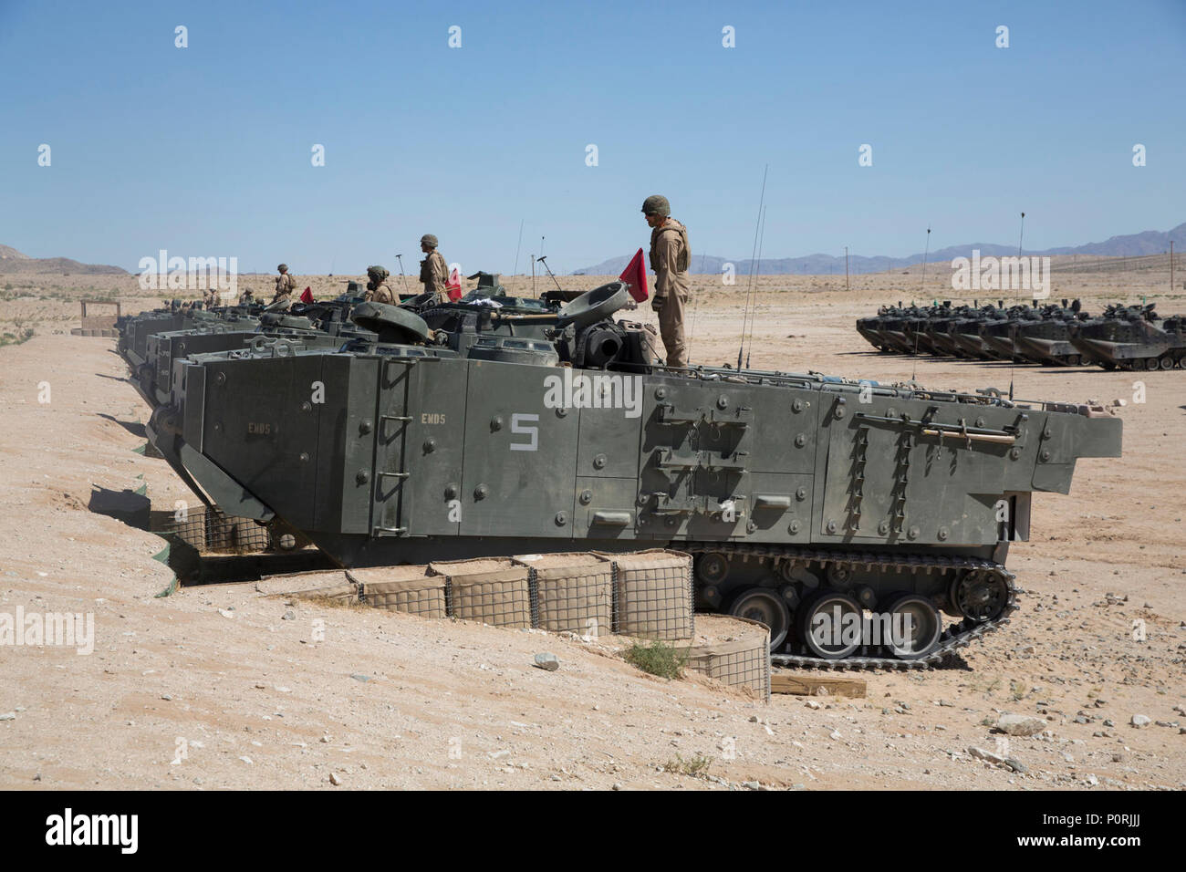 Marines con terzo assalto battaglione anfibio a prepararsi per un live fire esercizio a gamma 106 A A BORDO Marine Corps Air Ground Centro di combattimento, ventinove Palms, California, 4 maggio 2017. Marine Corps Prova di funzionamento e di attività di valutazione condotte Ufficio l'esercizio come parte del test di funzionamento utilizzato per confrontare un AAV aggiornato al suo vecchio variante. Foto Stock