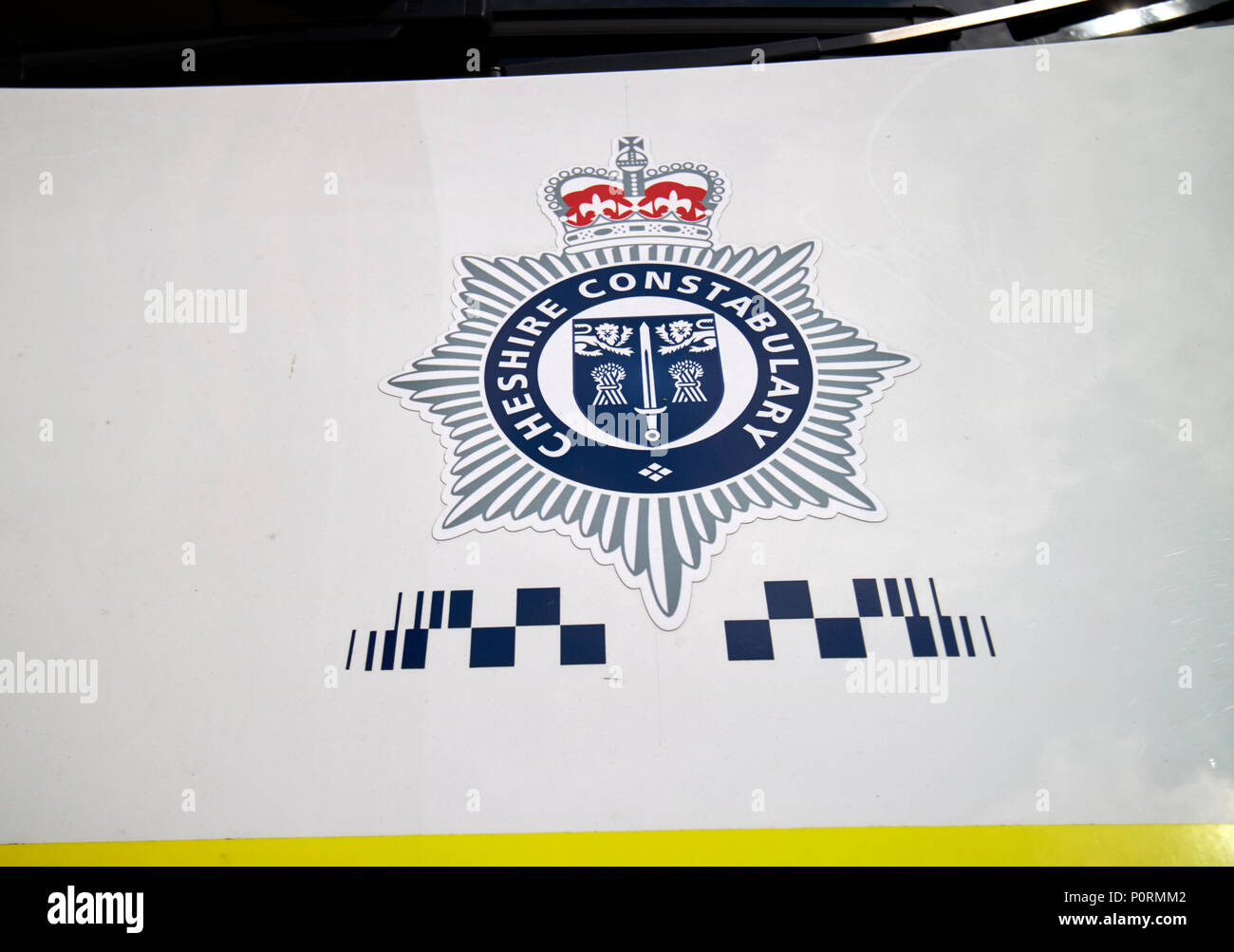 Cheshire constabulary police badge cresta su Peugeot 308 auto di pattuglia in Chester Cheshire England Regno Unito Foto Stock