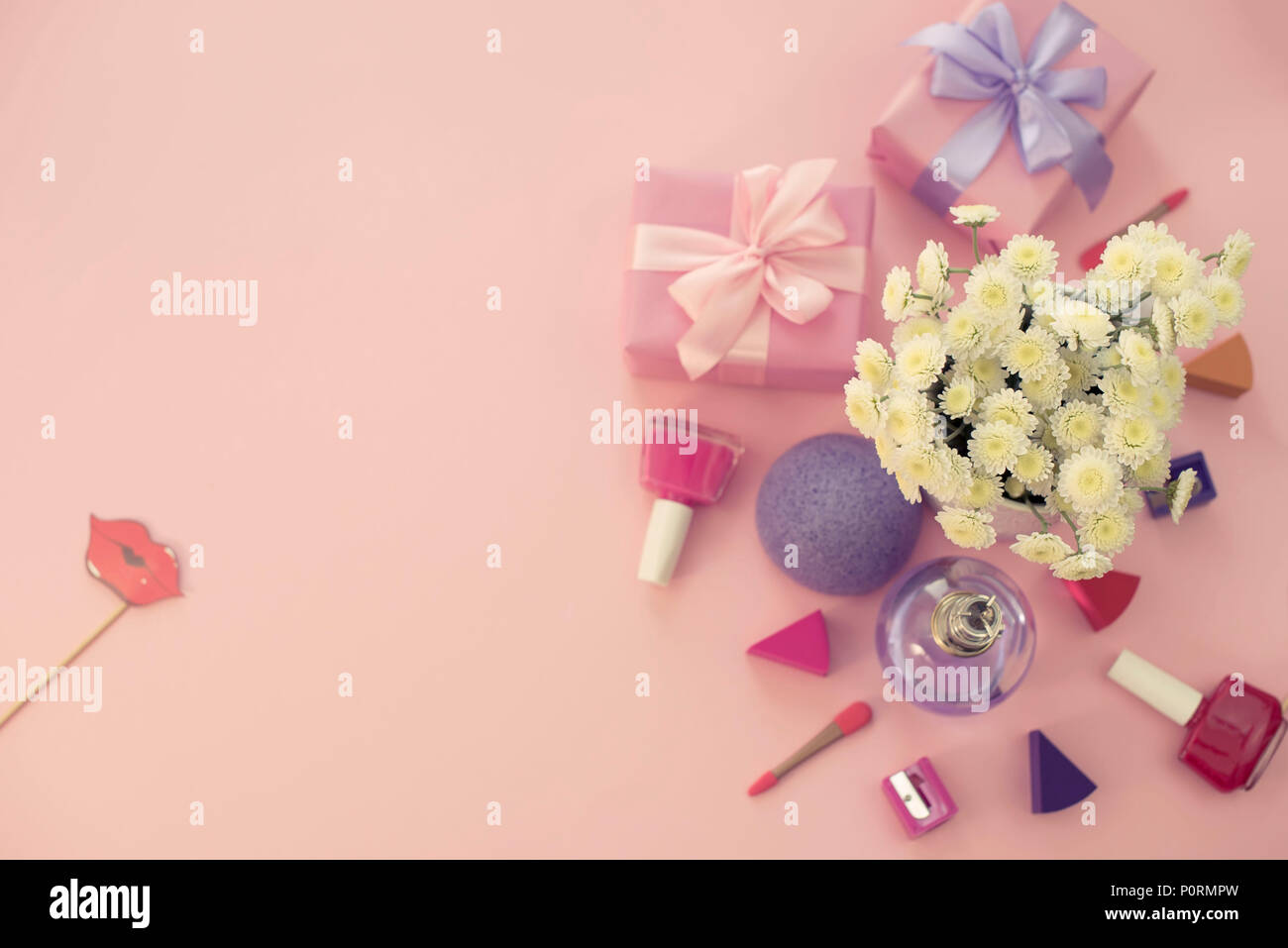 La composizione di un gruppo di donne di accessori, articoli cosmetici dono cocktail. Vista superiore del piatto copia laici spazio per il testo. Foto Stock