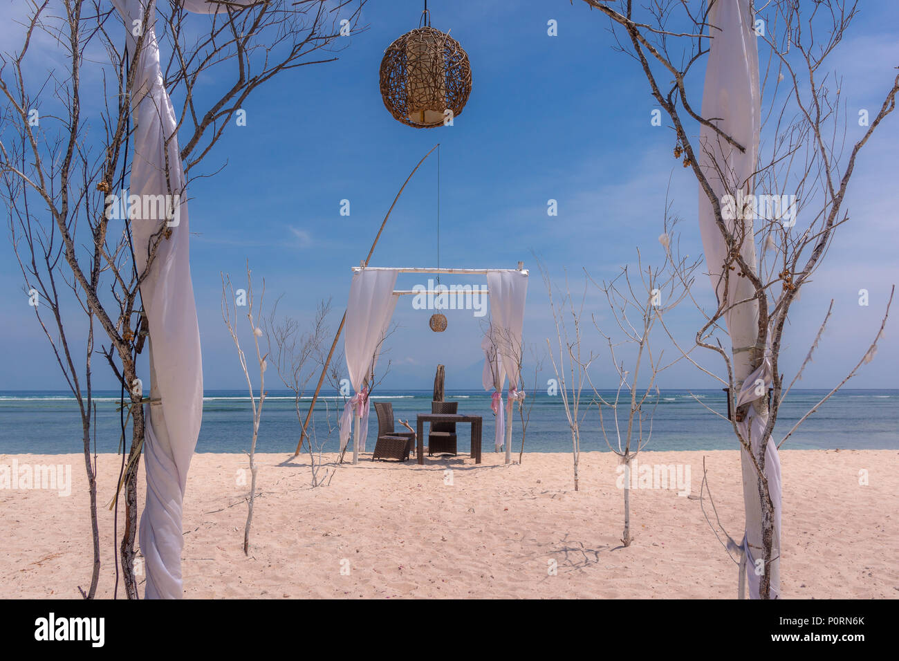 Cena romantica tavola sulla spiaggia alla fine di un percorso. Gili Trawngan, Indonesia, 25 aprile 2018 Foto Stock