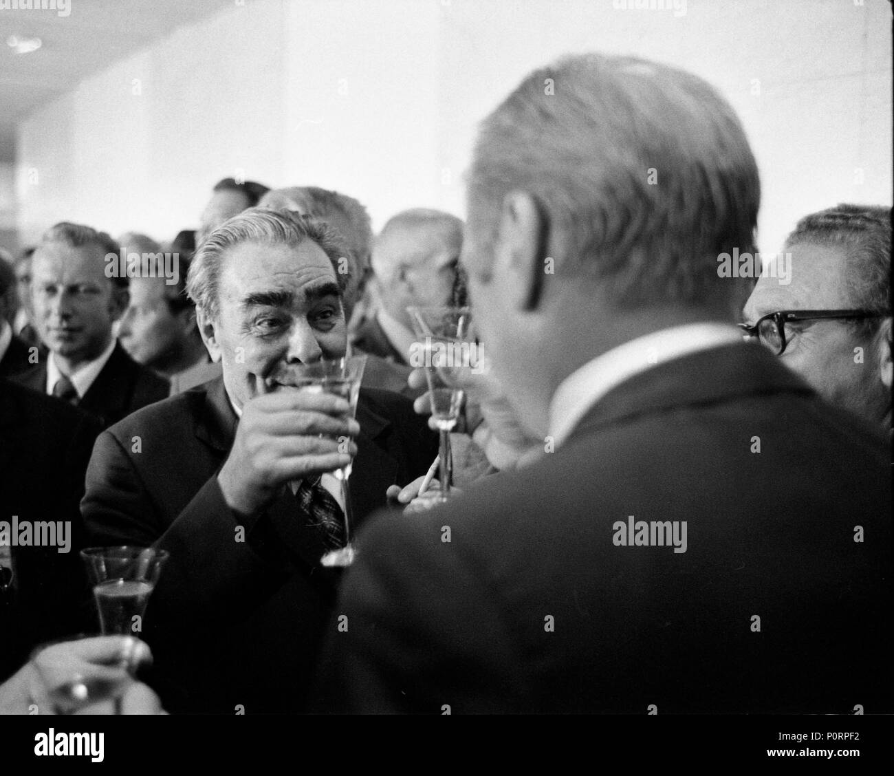 1 agosto 1975 - Helsinki Finlandia - Gerald Ford GRF, Leonid Brezhnev, Henry Kissinger, altri - in piedi nel piccolo gruppo; sollevando piccoli bicchieri in un brindisi; Brezhnev Sigaretta fumare - viaggio in Europa - Cerimonia per la Conferenza sulla sicurezza e la cooperazione in Europa (CSCE) che Ford firmato Foto Stock