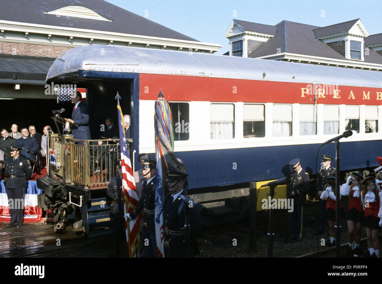 1974, Dicembre 19 - Alessandria Stazione ferroviaria - Alexandria, VA - Gerald Ford, Donald Kendall, Jon Foust, John Warner, James Coldsmith, Wiley Mitchell, Matteo Irwin, James Rhodes, Graham Clayton, Giovanni Cornelio, Ross Rowland, Vincent Burke, Q.E. Swain, Robert Beck, Thomas Murphy, Herman Staudt, John Dalton, Sherman Tribitt, folla - GRF in piedi sulla piattaforma posteriore del treno; non tutti nel telaio - American Freedom treno cerimonia; Presidente di Pepsico, Inc.; Presidente, American Freedom treno Foundation - Alexandria, Virginia Foto Stock