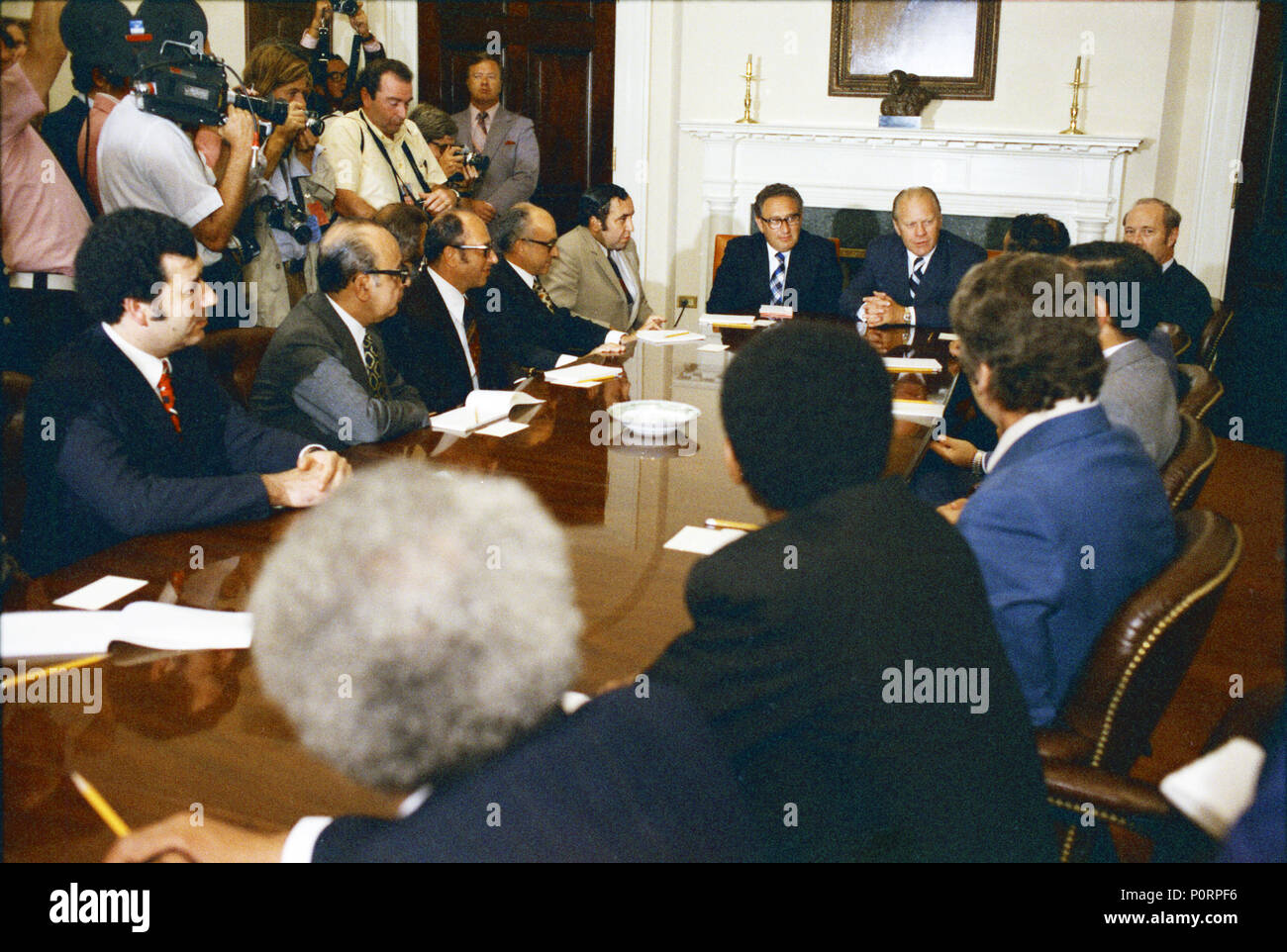 1974, 9 Agosto - Roosevelt Sala - La Casa Bianca - Gerald Ford, Henry Kissinger A., Abdelkader Maadini (interessi algerino Sezione), Ashraf A. Ghorbal (Egitto), Riad Sabri (Giordania), Jamil Al-Hassini (Kuwait), Joseph Akl (Libano),Ali El-Gayed (Libia), Saad Talb (Marocco), Ahmed Macki (Oman), Adullah Saleh Al-Mana (Qatar), Ibrahim Al-Sowayel (Arabia Saudita), Mamoun Abdel Gadir Yousif (Sudan), Sabah Kabbani (Siria), Amor Ardhaoui (Tunisia), Abdul Hamad Al Madfa (Emirati Arabi Uniti), Yahya H. Geghman (Yemen), Alfred L. Atherton, David A. Korn - Sala Riunioni - Sala riunioni con medio Foto Stock